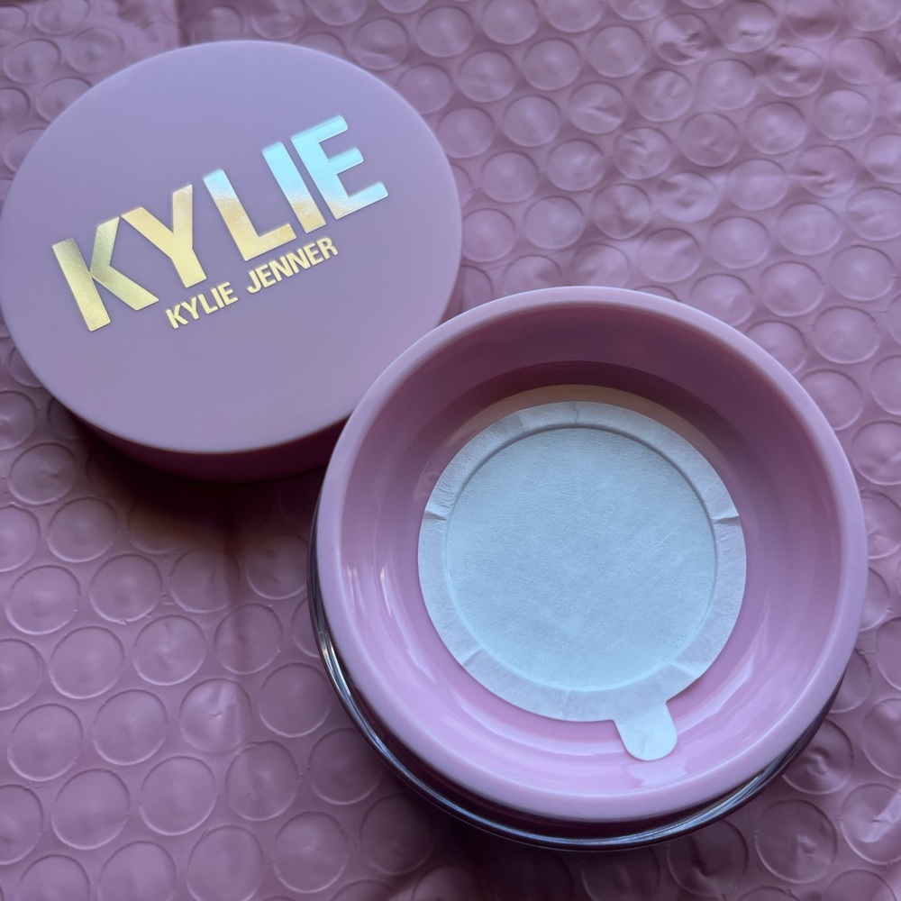 FREE - NWT Kylie Setting Powder (free in a bundle)